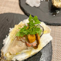 四ツ橋・新町 牡蠣と肉たらしビストロAKIRA - 焼牡蠣　ずわい蟹雲丹載せ
