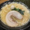 横浜家系ラーメン春吉家 - 見るからにコクのあるスープに、家系ラーメンの条件であるほうれん草もしっかり確認