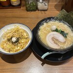 Yokohama Ie Keira-Men Haru Yoshiya - 普通のセットよりどんぶり大きい。ネギチャ丼セット1,040円