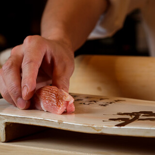 当店のシャリは砂糖を一切使用せず赤酢と塩だけで作っております