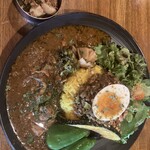 カリーショップ スパイスマン - カシューナッツとアーモンドのナッティーキーマカレーと焦がしバジルのバターチキンカレー