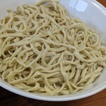 ラーメン二郎 - 麺。体感的に300gはなくて楽勝
      以前より薄くなった気もしなくもないが
      美味い麺と思います