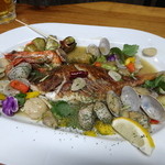 居魚屋　網元 - 贅沢にも鯛一匹あります　ヒオギ貝の貝柱が大きくて最高に美味しいです