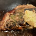 象屋 - 試しにソースの付いてない生地を食べてみると、お出汁が効いててやさしい味でめっちゃ美味しかった(⊙ꇴ⊙)!!! これは他の店でもやってみないと！