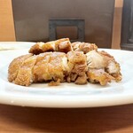 鳳舞楼 - 熱々揚げ鶏　テーブルの塩コショウで食べると美味しい