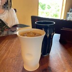 Noragama Kafe Nora - 手前がアイスラテ（470円）奥が冷たいチャイ（520円）