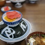 志多美屋 - 煮干し出汁の味噌汁。紅生姜と沢庵。もう食べられないのが残念。