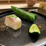 片折 - ○小鯛寿司、鮎の笹舟寿司　酢橘と共に