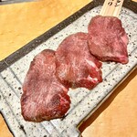 焼肉 銀座 小六 - ⑤特上和牛黒タン