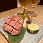 個室焼肉 さんびょうし 別邸 - タン元厚切り