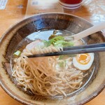 富良野とみ川 - 石臼挽き中華そば (950円)