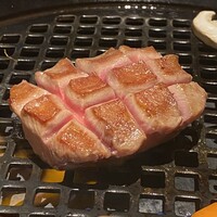 個室焼肉 さんびょうし 別邸 - タン元厚切り