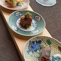 Series the Sky - 2.イベリコ豚叉焼、3.鮪アボガド椒麻　4.クラゲアタマ 九条ネギ 粒マスタード和え　どれも大事に食べたい。飲み込むのもったいないきがする品々