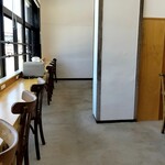 de tout Painduce - 客席もシンプルながら清潔感あります