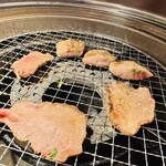 老舗精肉店直送 岡崎焼肉 飛騨牛の奴隷 - 