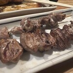 やき鳥 㐂多川 - (奥)砂肝塩焼、(手前)しんぞう焼(塩)