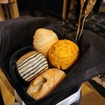 ガストロノミー ジョエル・ロブション - 温めてもらったパン