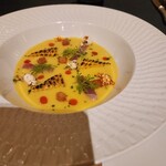 ガストロノミー ジョエル・ロブション - トウモロコシのスープ、下にフォアグラのムース