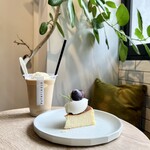 パスファインダー タイムスノブ - 濃厚バスクチーズケーキ ( グルテンフリー )、アイスラテ＋アイスクリーム追加♡