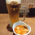 居酒屋ビッグ - 生ビール(500円)、お通し(野菜トマト煮込み 300円)