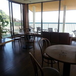 黎明 - 店内は広々、開放感は最高です。