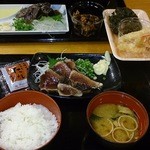 明神丸 ひろめ市場店 - 鰹のタレたたき定食【出前】、鰹の塩たたき定食【奥左】、鯨の竜田揚げ【奥真ん中】、四万十川のあおさの天ぷら・海老の天ぷら【奥右】