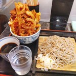 à la 麓屋 - ★★かき揚げ丼＋ざる蕎麦 950円 かき揚げがデカく甘辛いタレでハイカロリー！ただし肝心の蕎麦はコシが無く不味い！丼だけ注文すること！