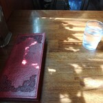 エンジェルズ - 二人掛けのテーブルにメニューとお水。