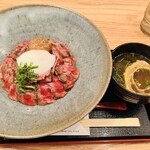 Ushi To Sakana - 「極みのあか牛丼 お肉増量フル」＆味噌汁