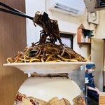 三久 - カウンターにある焼きそばのオブジェ