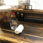 Izakaya Waraku - 冷たいお茶を用意してくれてます