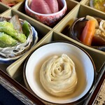 カフェ 閑居 - 季節の薩摩揚げ そら豆の天ぷら・たぐり湯葉の餡かけ