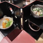 Oumikamo Ryouri Kamomura - パカっと開くと小鉢が3つ。