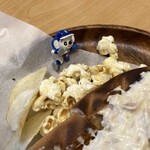 ボスドッグ - ポテチと、カレー味のポップコーンが添えらます。