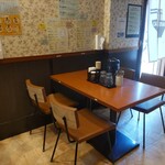 なないろ食堂 - テーブル席