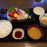 まぐろ丼　加一 - 旬の刺身の盛合セット：1575円