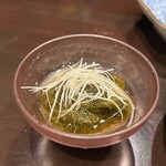 酒亭 田中 - お通し(絹もずくの生姜酢和え)