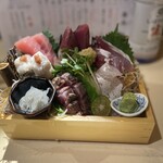 幡ヶ谷 ウオチャン - 魚ちゃん盛り　これだけ盛られて1100円　これは値上げしない。頭が下がります。