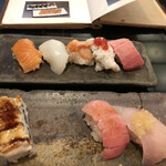 えんどう寿司 - 奥に二枚目、左からサーモン、赤貝、鱧の梅肉、マグロ、赤貝が美味しいかった。