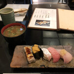 えんどう寿司 - まず一枚目、左から穴子、雲丹の軍艦、鯛、マグロ、ハマチ？