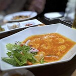 華都飯店 博多 - ＊海老はプリプリでたっぷり入っています。チリソースは辛いけれど、一緒に頂くと美味しい。
