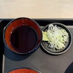Nadai Fujisoba - ミニ牛しぐれ玉子とじ丼セット ¥640 のもりそばの薬味、つゆ