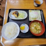 一膳めし 青木堂 - 朝定食Bは、小ぶりな焼き鯖、目玉焼き、みそ汁、小ご飯、沢庵で470円