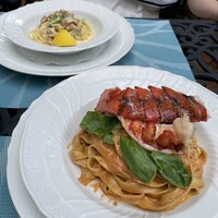 アルベルゴ・バンブー - 前:オマール海老のトマトクリーム タリアッテレ 後:うにとレモンクリームソース