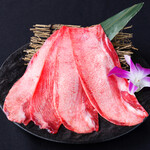 Yakiniku Douraku - 極上牛タン一本丸々炙り 梅香味野菜