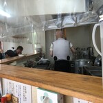 松 - 店長も暑い中、ラーメンを作っているので完全防備！