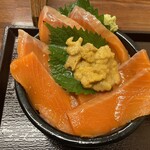 海鮮処 魚屋の台所 - サーモン丼 トッピング生うに