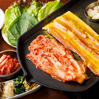 享受各種韓國料理！五花肉和香石鍋拌飯