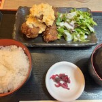 Taishuu Izakaya Toriichizu - 椀は変わらず。サイズ比較でボリュームの印象が。香の物よ。。。