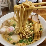 Chuukasoba Tsuchiyashouten - 自家製中太麺　脂身はスープに潜っていた